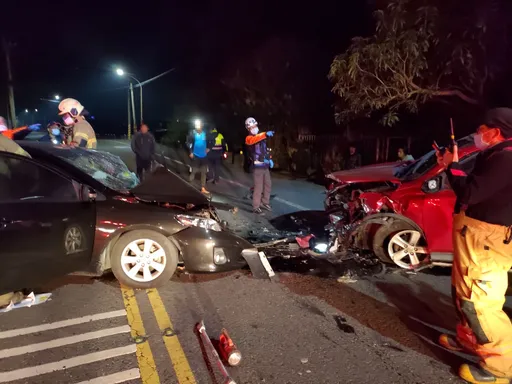 度咕開到對向！台南轎車對撞休旅車　車頭撞爛8人受傷送醫