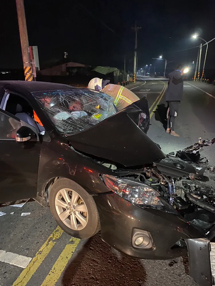 黃姓男子受困車內，消防人員搶救。民眾提供