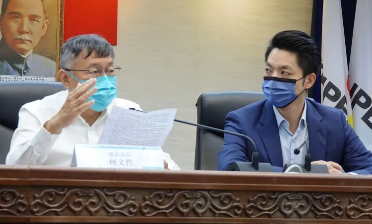 柯文哲、蔣萬安率團隊進行交接討論會。莊宗達攝