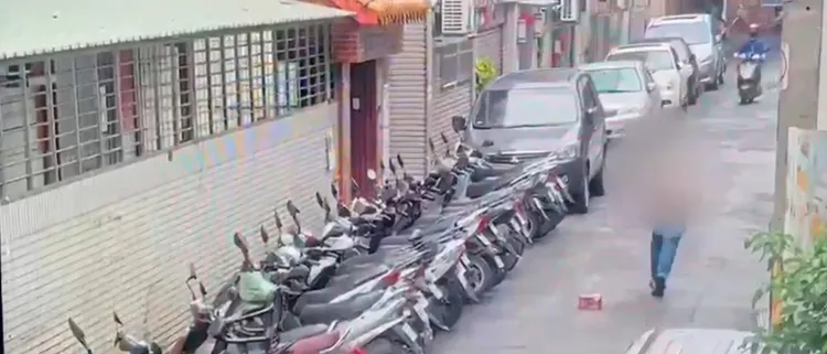 張男點放大龍炮。翻攝畫面