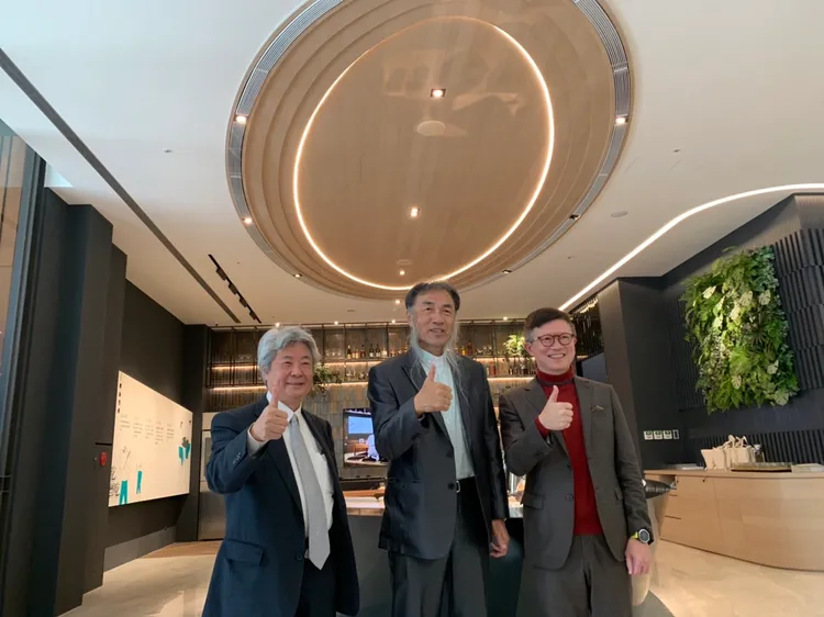 大毅集團董事長林隆深(中)與老爺酒店集團執行長沈方正(右)、雙連安養中心前執行賞蔡芳文(左)攜手打造《高年級聚樂部》。曾雪蒨攝