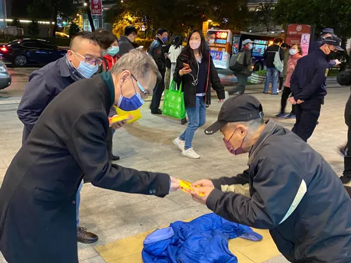 氣溫急凍!薛瑞元夜訪街友 發暖暖包籲地方助力過冬