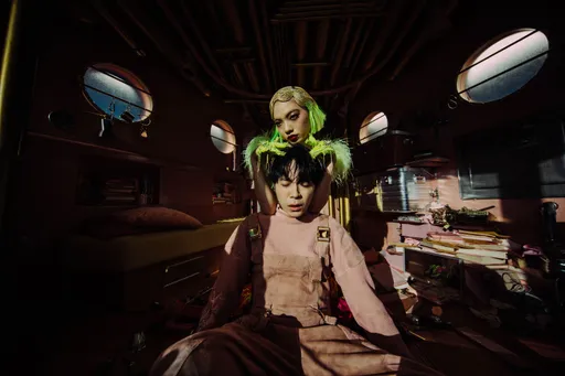 吳青峰人生「恥」度最大MV曝光了 遭魅惑海妖背後蠕動搔弄