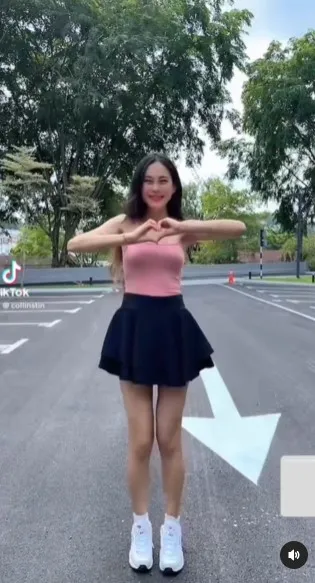 長腿妹跳《愛你》露出修長美腿。IG@collinstin 授權刊登