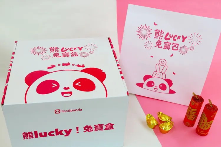 pandamart熊貓超市推出「熊lucky!」福袋與福箱，內含胖胖達周邊，還有機會抽Gogoro、Nintendo Switch。業者提供