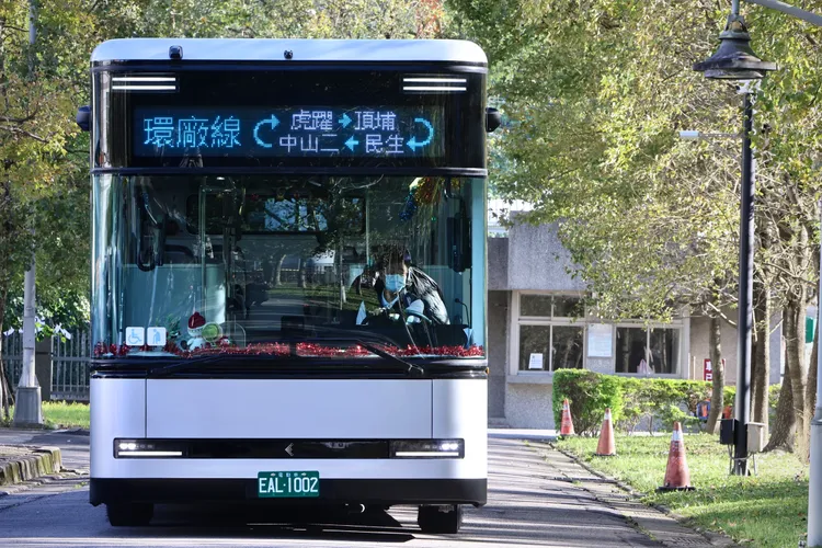 鴻海廠區內部接駁公車轉為電動巴士，來呼應節能減碳的目標。林林攝