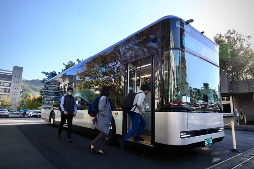 鴻海員工從上班就減碳!電動巴士廠區接駁啟動