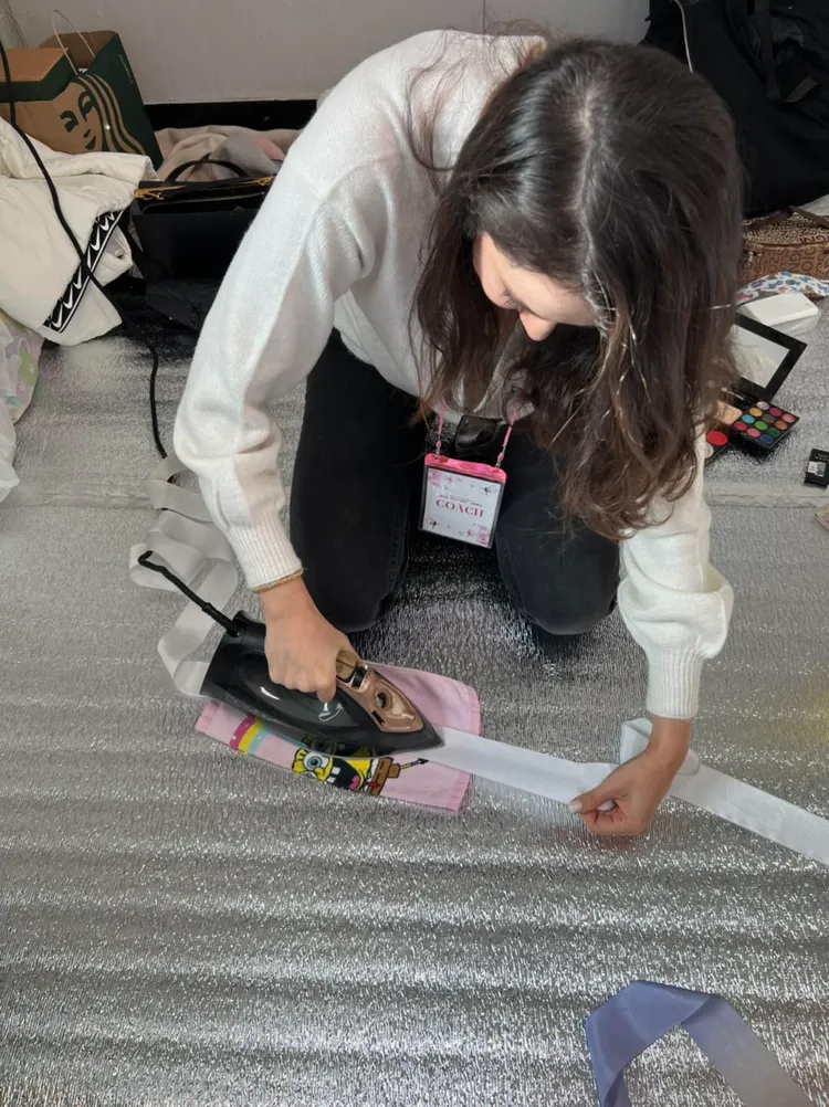 瑞莎跪燙彩帶。翻攝瑞莎臉書