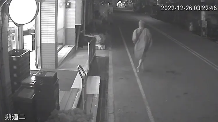 超商監視器拍下林男持刀行搶得手後，快步跑出店外過程。民眾提供