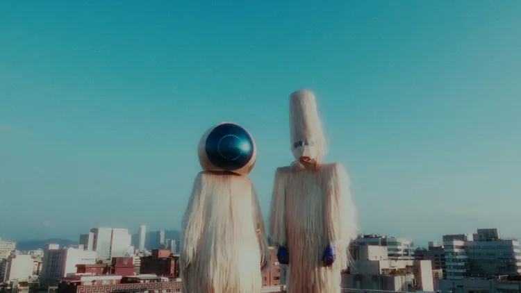 Tizzy Bac耍神祕，打造不明物種為新專輯暖身。相信提供