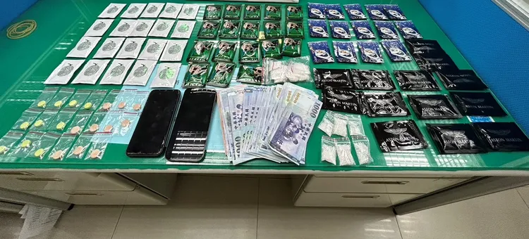 警方在王嫌車內搜出課室毒品。讀者提供