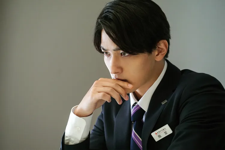 橫濱流星在新片《彬與瑛》中化身集團富二代，卻選擇進入銀行體制工作。中影提供