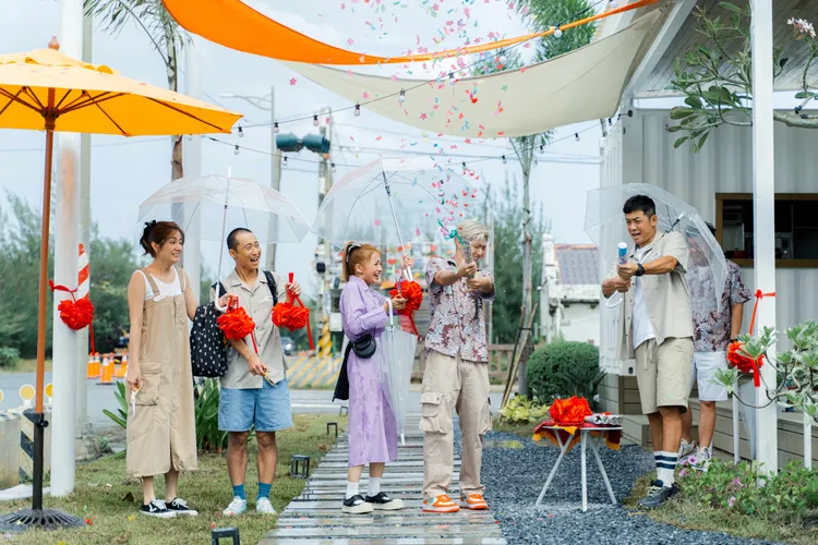 莎莎（左起）、浩子、吳映潔、炎亞綸、姚元浩新商店正式開幕。好看娛樂提供