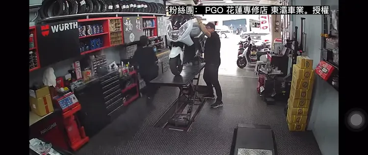 網友眼尖捕捉到老闆娘先到店外避難去了。林軒霆授權提供