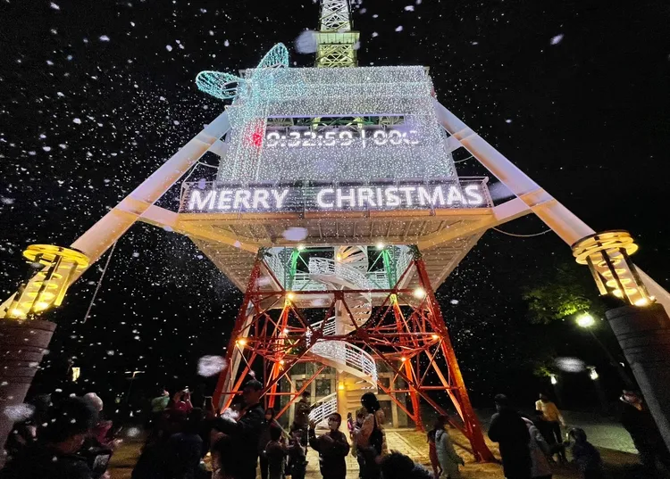 「光之塔獻禮」以銀白色、暖白光的燈飾搭配吸睛的4米巨大蝴蝶結與禮物帶呈現。觀光局提供