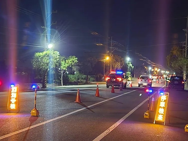 學甲警方佈下路檢，強化治安。警方提供