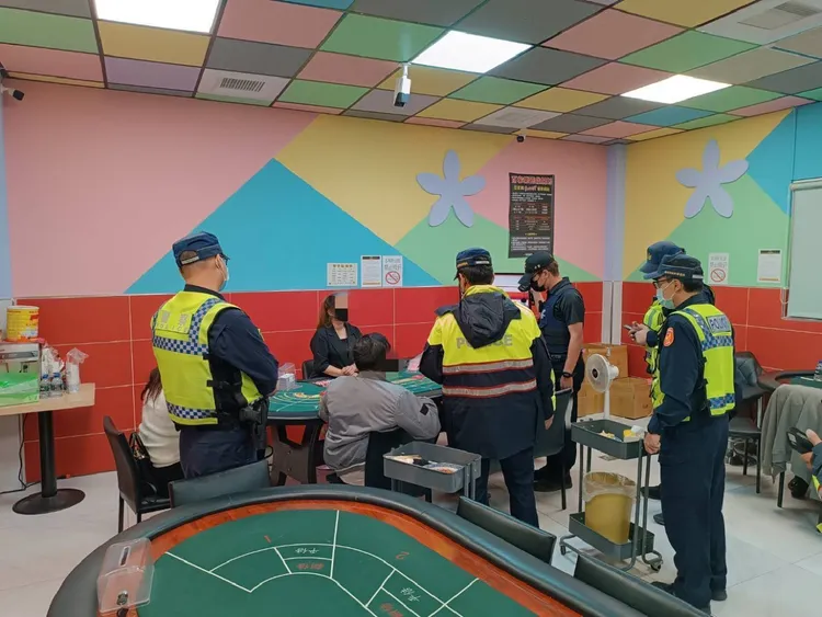學甲警方針對特種行業進行臨檢。警方提供