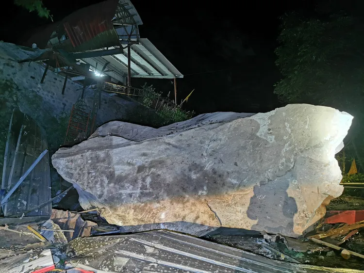 滾落的巨石長10公尺、寬5公尺、高3公尺。陸運鋒攝