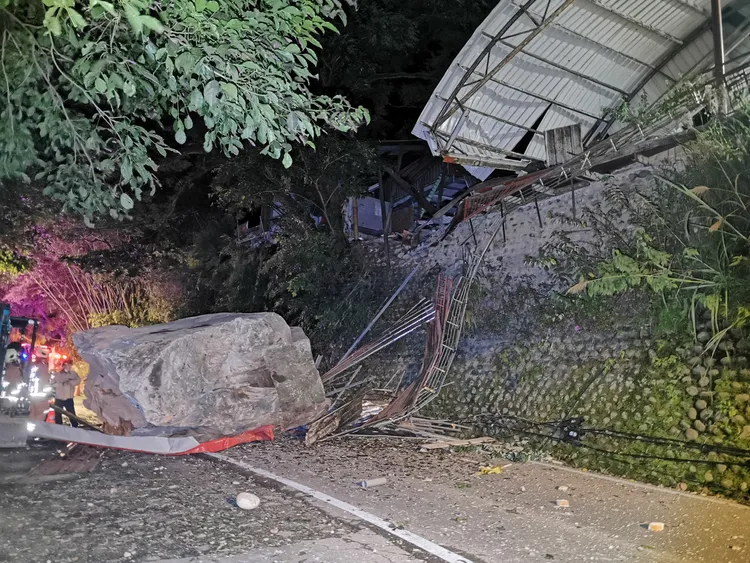 巨石相當巨大，整顆橫躺在馬路上。陸運鋒攝