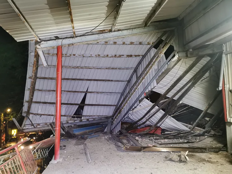 宮廟被滾落的巨石砸毀。陸運鋒攝