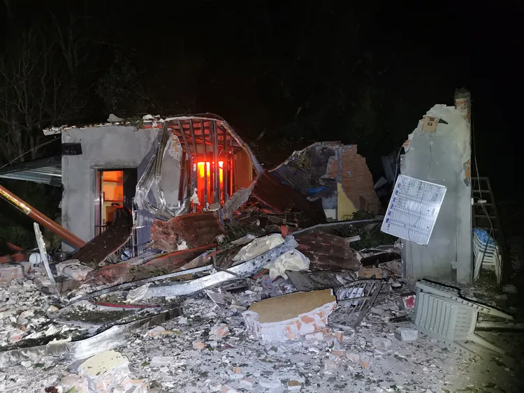 滾落的巨石砸毀宮廟。陸運鋒攝