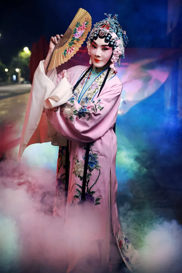 Rita在MV粉墨豋場扮演京劇青衣。艾迪昇傳播提供