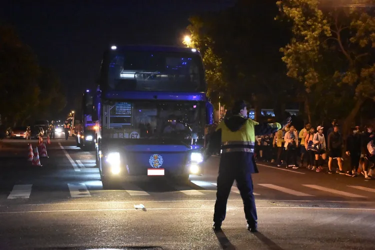 天未亮警力即上崗管制交通。警方提供