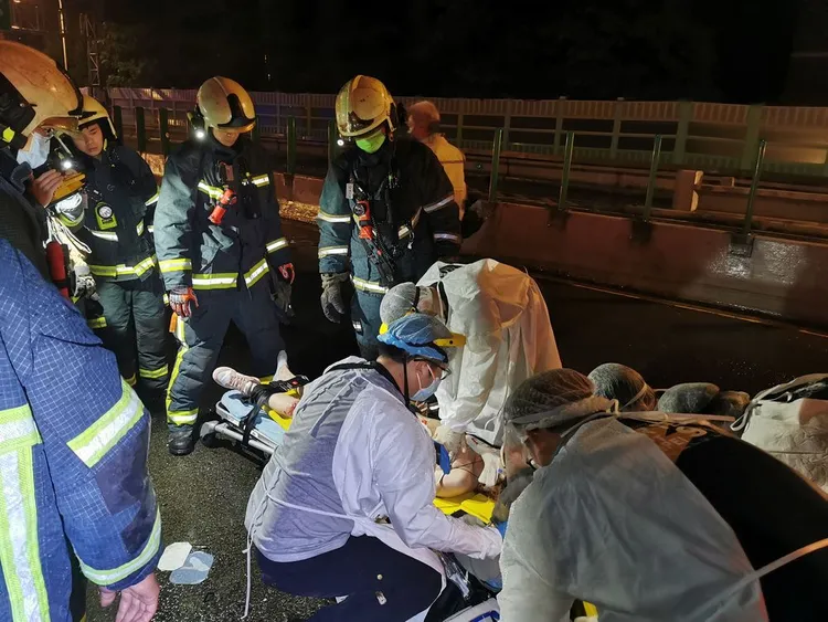 女子失去呼吸心跳，由救護人員實施CPR急救。資料照片