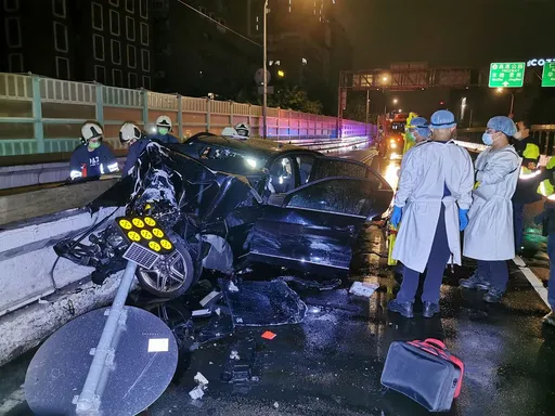 賓士男酒駕載女友　自撞分隔島害她慘死！他甦醒接噩耗還被起訴