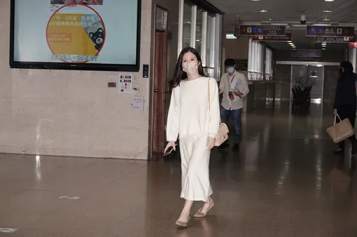 鄭家純囧了！出庭這樣說被法官質疑急改口　陳沂當庭噗哧笑了