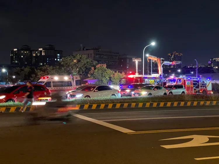 消防局出動吊掛車救援。張喆喜攝