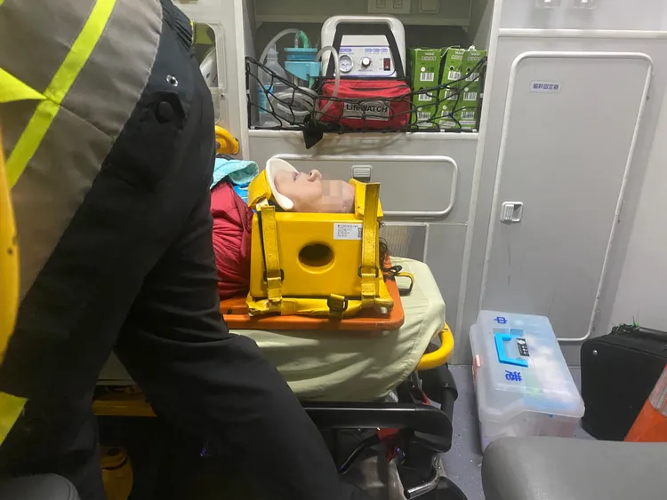 婦人獲救後準備送往醫院檢傷。張喆喜攝