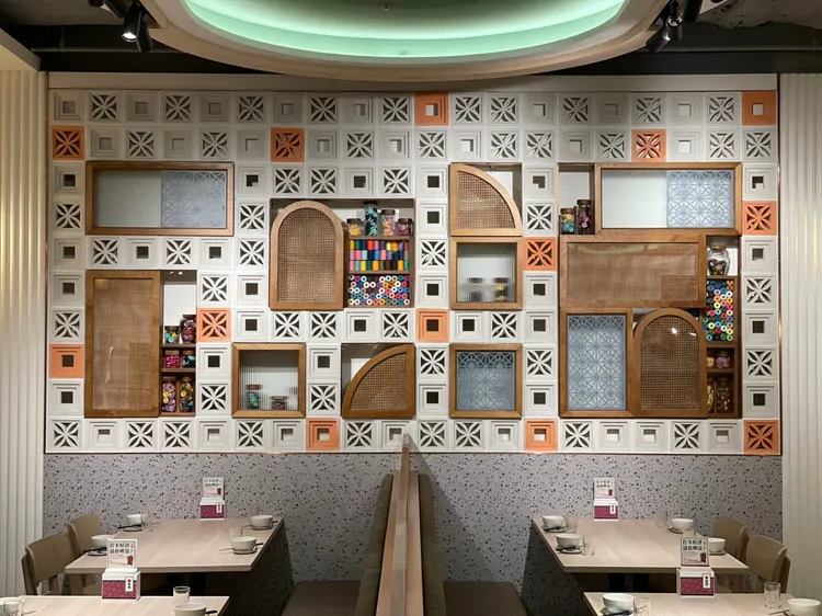 秀泰生活台中文心店占地120坪，座位數共158個，室裝風格清爽明亮又有閩南諺語、插畫等待出的古意氛圍。業者提供