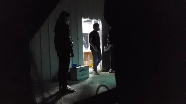 槍殺案發生後，警方到場採證。王勇超攝