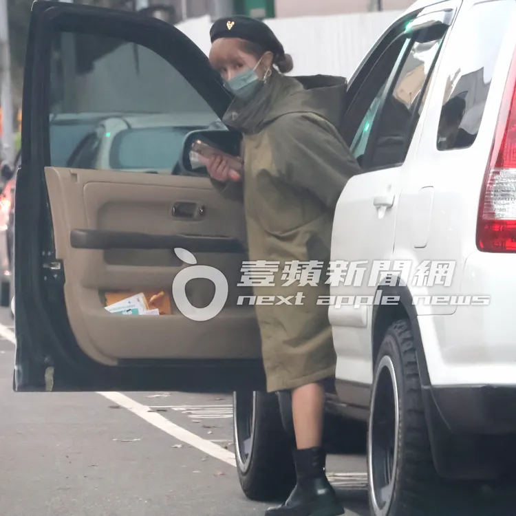 啦啦隊女神巫苡萱，將大熱狗抱在懷中，在車上享用止餓。特勤中心攝