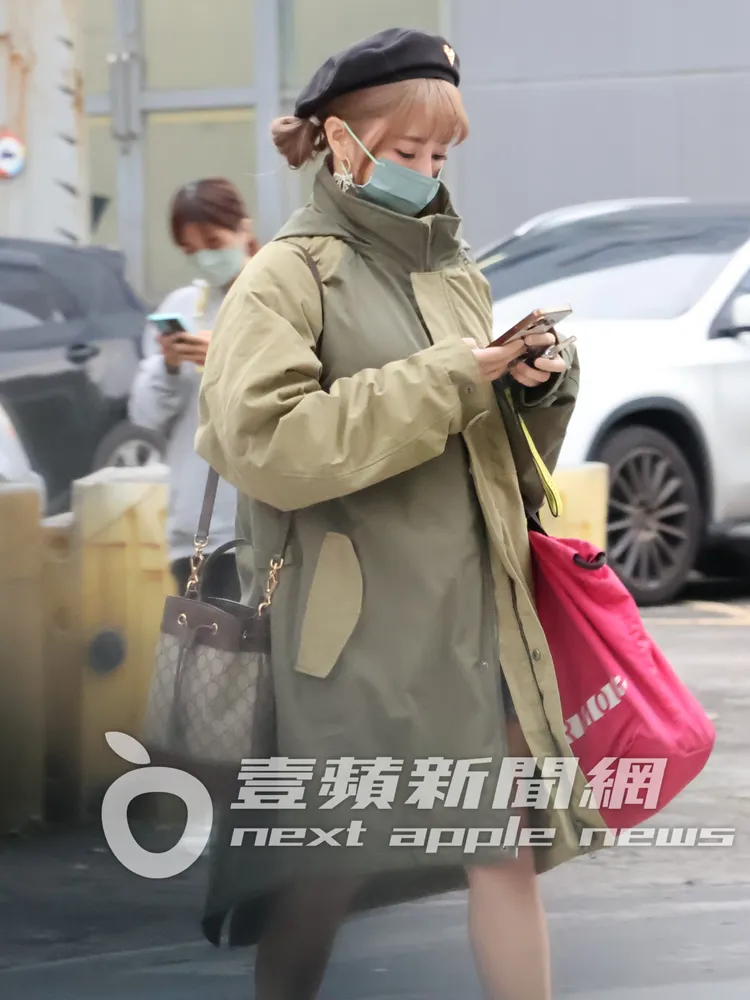 樂天啦啦隊女神巫苡萱，結束東森超視《我就問你正常嗎》錄影，邊滑手機過馬路。特勤中心攝