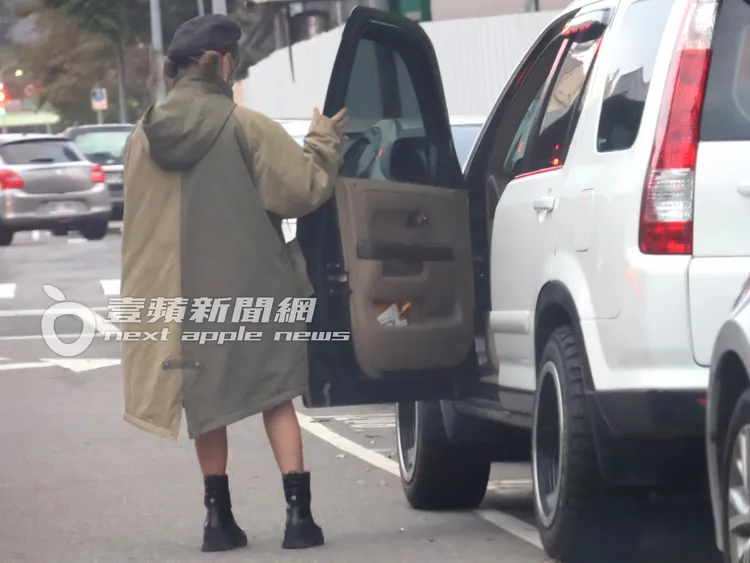 樂天啦啦隊女神巫苡萱，買完大熱狗跟咖啡後上車慢慢享用。特勤中心攝