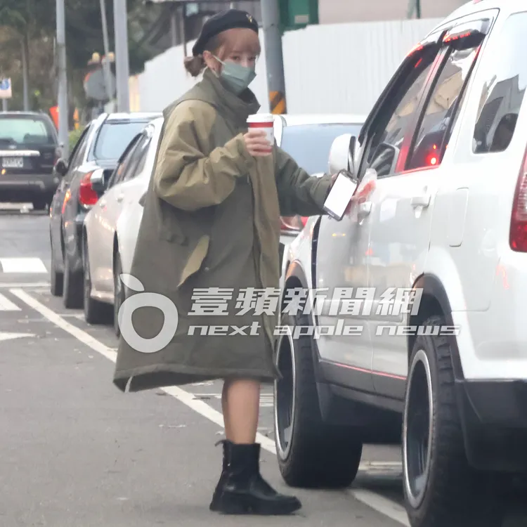 巫苡萱握著19公分大熱狗，一邊開車門，卻卡住打不開。特勤中心攝