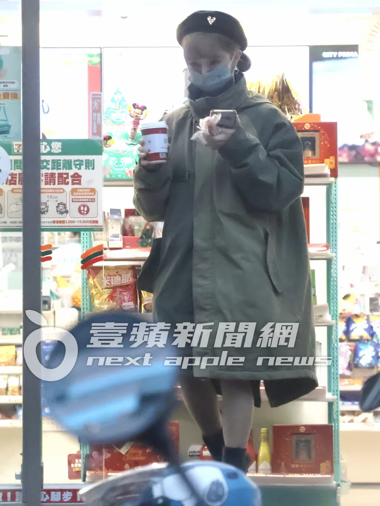 樂天啦啦隊女神巫苡萱，抓著1根19公分長熱狗，準備走回車上慢慢享用。特勤中心攝