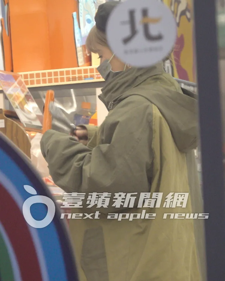 啦啦隊女神巫苡萱收工後，先到便利商店夾19公分的大熱狗止餓。特勤中心攝