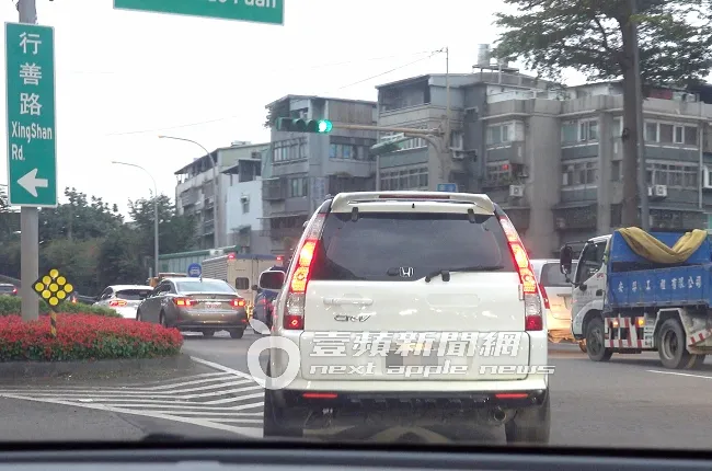 樂天啦啦隊老司機巫苡萱，開著整理過的2代Honda CRV休旅車，直接橫跨切進Y型槽化線鬼切。特勤中心攝