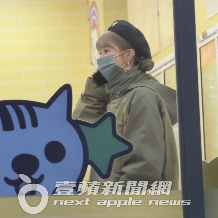 樂天啦啦隊女神巫苡萱，錄完節目，走到便利商店開心講手機。特勤中心攝