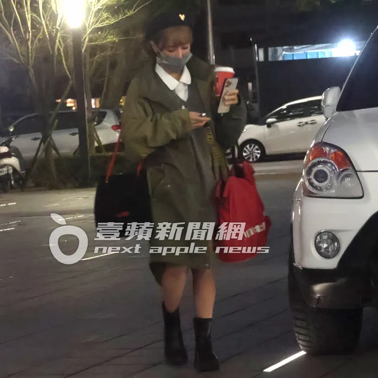 啦啦隊老司機巫苡萱，嗑完大熱狗，開車移動到林口民視電視台，繼續工作。特勤中心攝