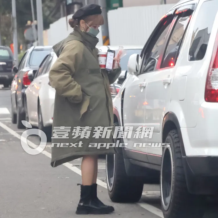 巫苡萱拿著熱狗打不開車門，才伸進口袋找車鎖匙。特勤中心攝