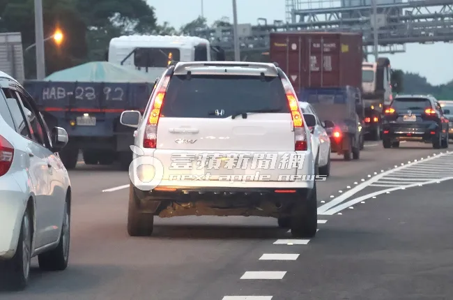 啦啦隊老司機巫苡萱，開著改裝的2代Honda CRV休旅車，在國道建國匝道，展現神乎其技的左切技巧進快車道。特勤中心攝