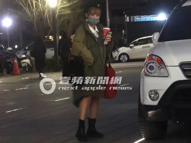 啦啦隊老司機巫苡萱，在車上吃完19公分大熱狗止餓後，駕著改裝休旅車，衝上林口好漢坡，直奔民視電視台。特勤中心攝