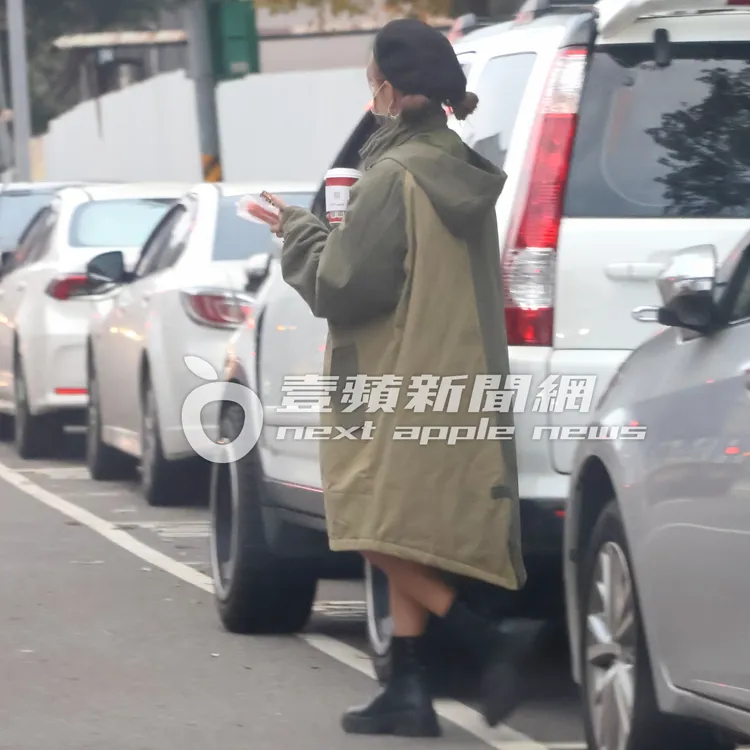 巫苡萱買完咖啡跟熱狗後，走回CRV車旁。特勤中心攝