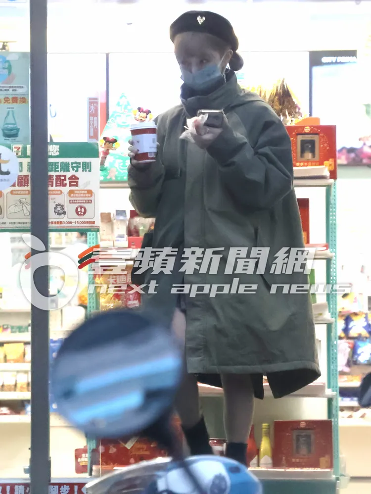 啦啦隊女神巫苡萱，先將Gucci水桶包放在車上，再到便利商店打包大熱狗回去。特勤中心攝