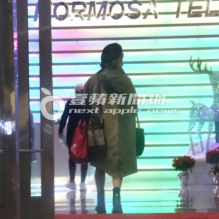 樂天啦啦隊老司機巫苡萱，停好車後，悠悠的走進民視電視台工作。特勤中心攝