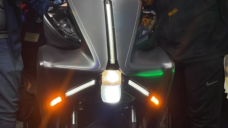 三道LED定位燈向中央遠近頭燈組匯集，帶來獨特的太空星芒視覺形象。林浩昇攝